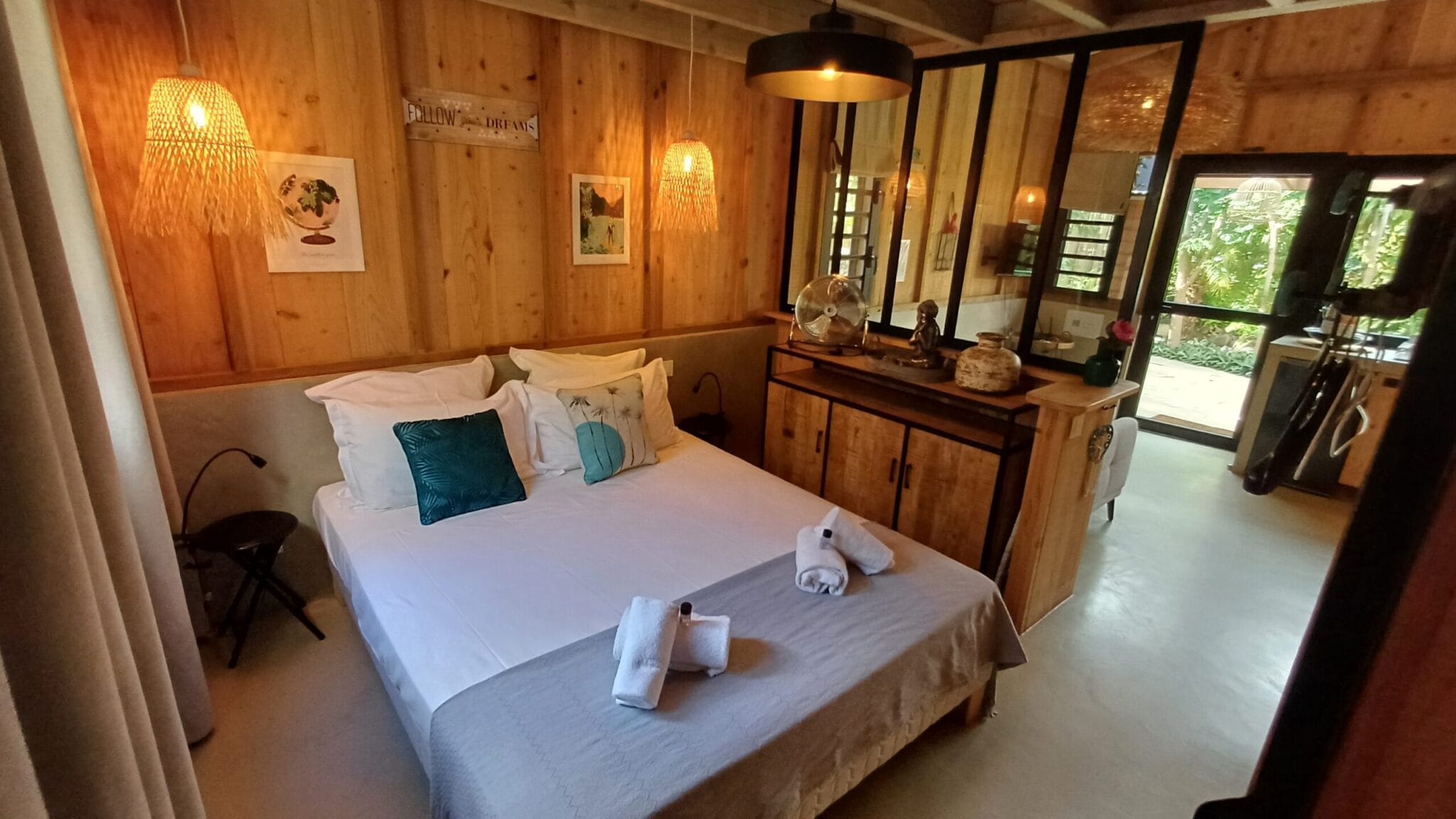 Chambre en bois du bungalow feng shui à l'Étang-Salé, La Réunion