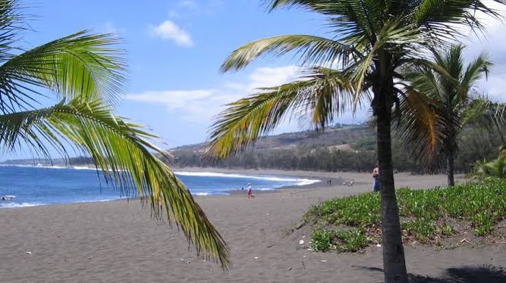Plage de sable noir de l'Étang-Salé, La Réunion
