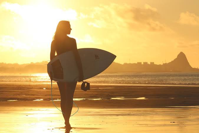 Surf au coucher du soleil à l'Étang-Salé, La Réunion